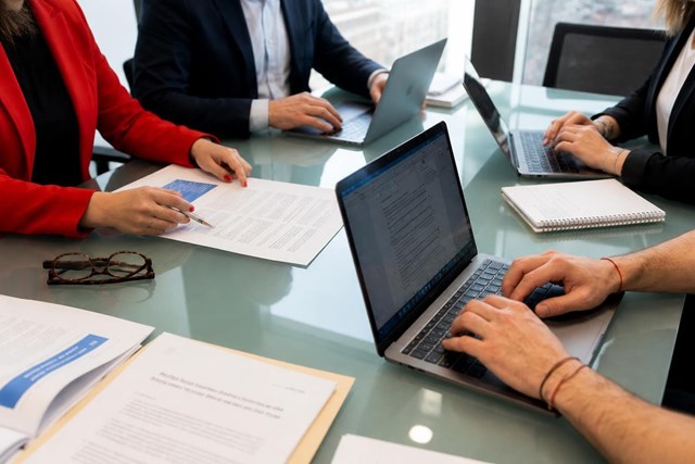 Políticas internas de uso de IA y evaluación de riesgos legales en Madrid - Imagen 2