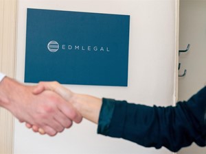 ¿Qué es un contrato mercantil y cuáles son sus elementos esenciales?